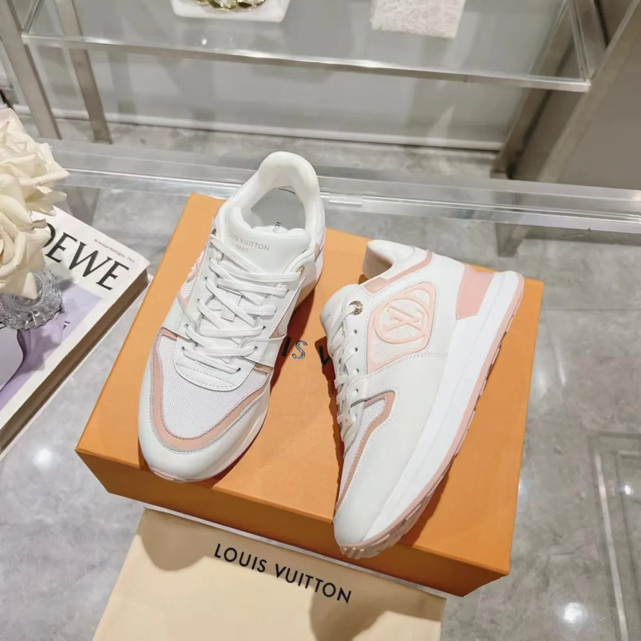 [L Family] P: 760💰Size 35-42 for women, 39-46 for men, (41.42 for women, 45.46 for men, customized) .LV Donkey Brand 🔥🔥LOUIS VUITTON Louis Vuitton's official website synchronizes the 2025 autumn and winter couple's models, which are now on the market, this Neo Run Away sneakers are inspired by running shoes, integrating LV's iconic must-have shoes into the trend. This version is a 1:1 replica of the original version. It is made of two-tone calfskin to highlight its simple lines and unique wedge outsole. Key details include the LV initials on the side and an engraved gold heel stabilizer on the back plus a 2cm hidden insole.